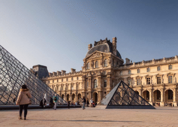 El Louvre reabre sus puertas tres días después del espectacular robo