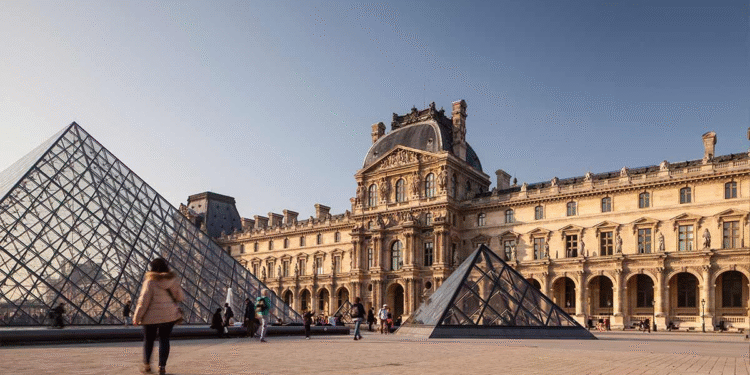 El Louvre reabre sus puertas tres días después del espectacular robo