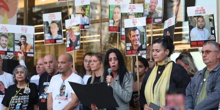 Las familias de los rehenes piden suspender el acuerdo si Hamás no devuelve a los fallecidos