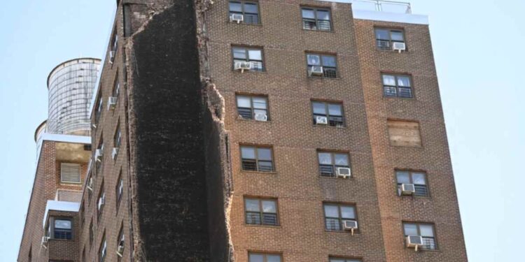 Se derrumba parcialmente un edificio en el Bronx, New York