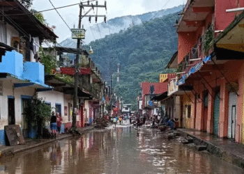 Sube a 47 la cifra de muertos tras lluvias e intensifican búsqueda de desaparecidos