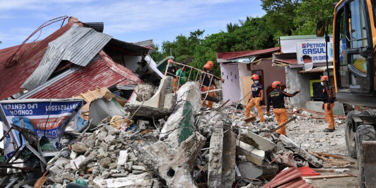Terremoto en Filipinas deja más de 60 muertos y decenas de heridos
