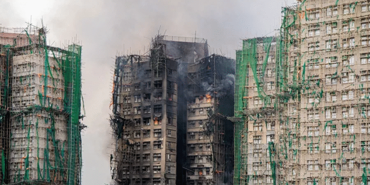 Suman 65 muertos y detienen a 3 directivos tras incendio de residencial en Hong Kong
