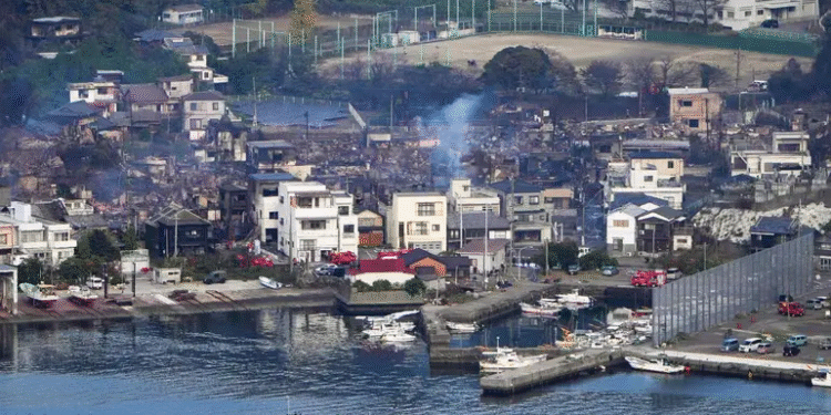 Enorme incendio en Japón deja un muerto y más de 170 casas dañadas
