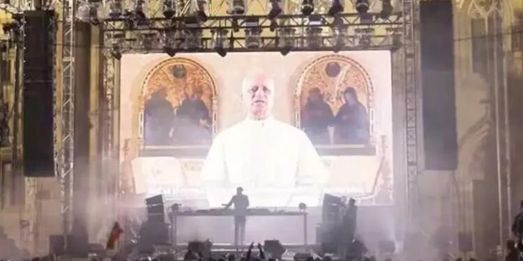 León XIV da la bendición… en un rave frente a una catedral en Eslovaquia