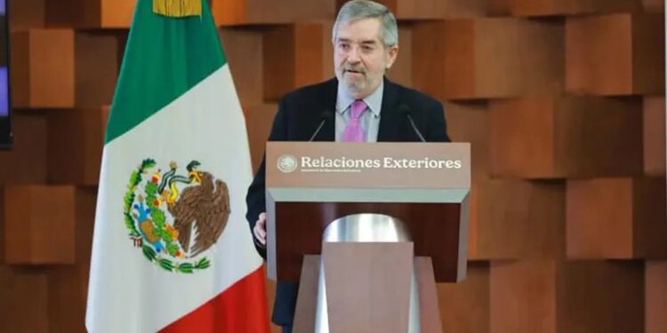 Juan Ramón de la Fuente defiende figura de asilo diplomático como derecho irrenunciable