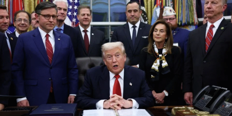 Concluye cierre de gobierno: Trump firma proyecto acordado en el Congreso de EU