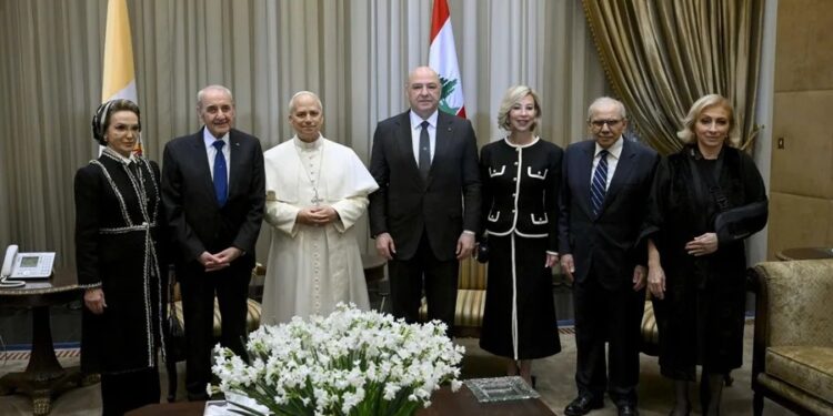 El papa León XIV pide a su llegada a Líbano «anteponer la paz a todo lo demás»