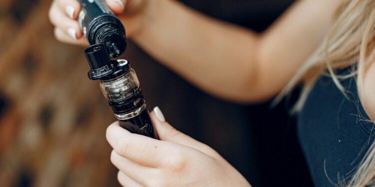 Mark Esper acusa que el veto a vapeadores abrió negocio para el crimen organizado