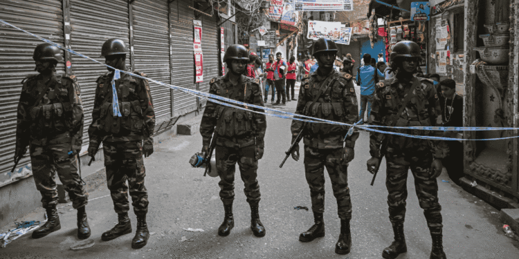 Al menos tres fallecidos tras sismo de 5.5 en Bangladés