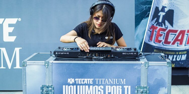 Tecate Titanium celebra su regreso después de 6 años caracterizando los Oxxo’s más importantes de Ciudad de México, Mérida y Monterrey