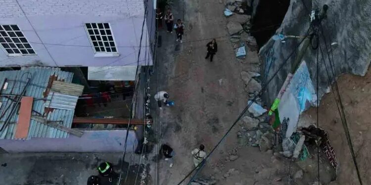 Deslizamiento de tierra en Álvaro Obregón deja cuatro viviendas dañadas y 15 evacuados