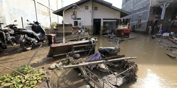 Más de 700 fallecidos y medio millar de desaparecidos por las inundaciones en Indonesia