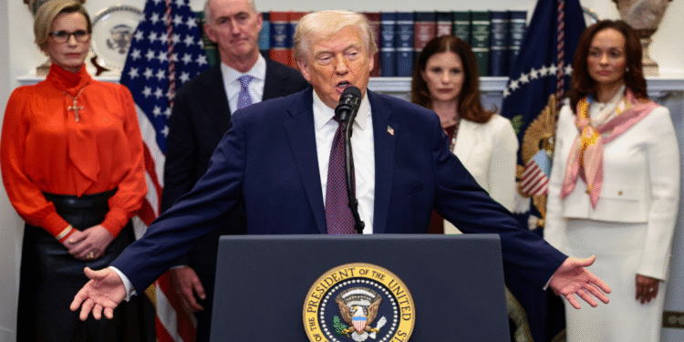 Trump llega a acuerdos con 9 farmacéuticas para bajar precios de medicamentos en EE. UU.