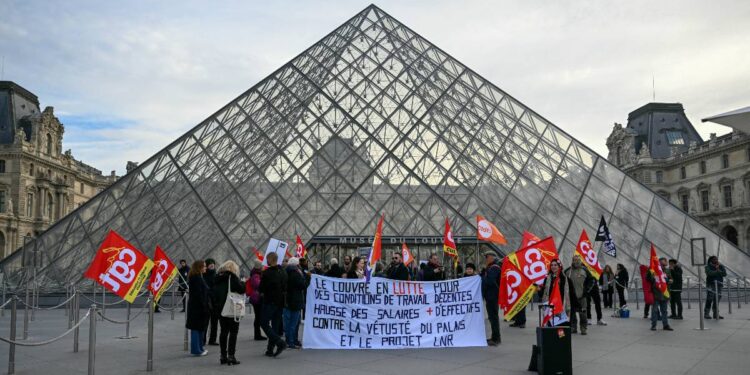 Louvre no abre sus puertas: huelga obliga al cierre del museo más visitado del mundo