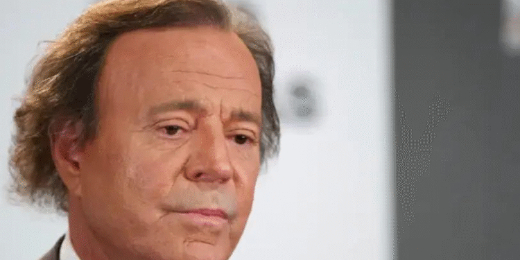 Piden retirar premios a Julio Iglesias tras graves acusaciones de abuso y trata