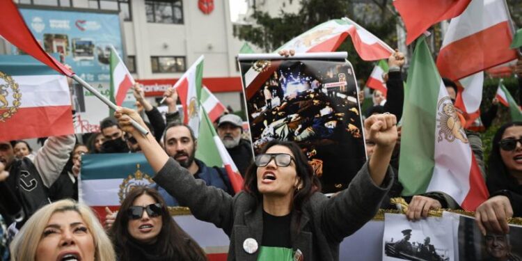 Jamenei defiende que el gobierno iraní debe «romperle la espalda a los sediciosos»