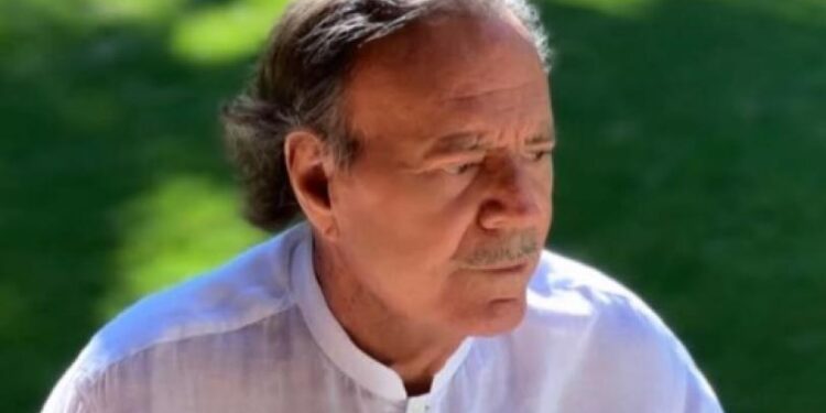 Julio Iglesias publica chats con exempleadas para defenderse de acusaciones de abuso