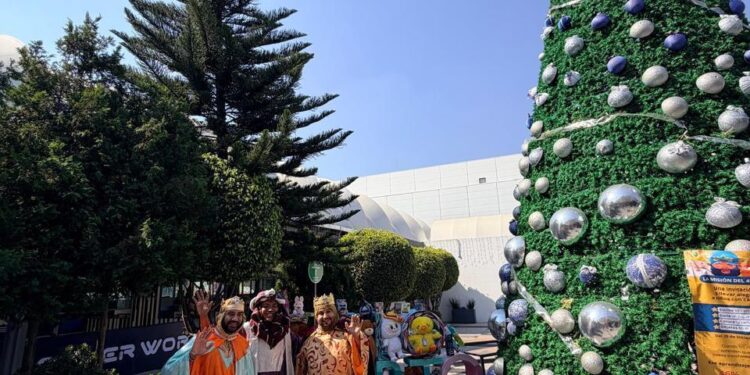 La Misión del 4º Rey Mago cumple su propósito y lleva la magia del Día de Reyes a niñas y niños de Casa de la Amistad
