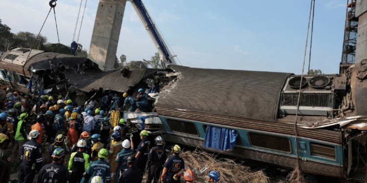 Grúa cae sobre tren en Tailandia, hay 32 muertos y decenas de heridos