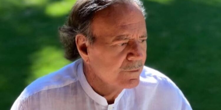 Julio Iglesias es investigado por irregularidades en las visas de sus empleados