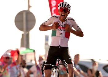 Isaac del Toro conquista Jebel Hafeet, toma el jersey rojo y es campeón virtual del UAE Tour 2026