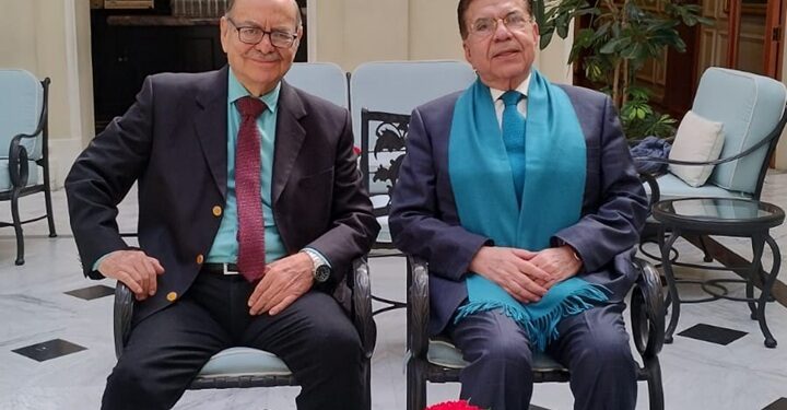 Maestro Raúl Gómez, presidente del Instituto de Ciencias y Humanidades (izq) con el Doctor Luis Miguel Martínez Anzures, presidente del INAP