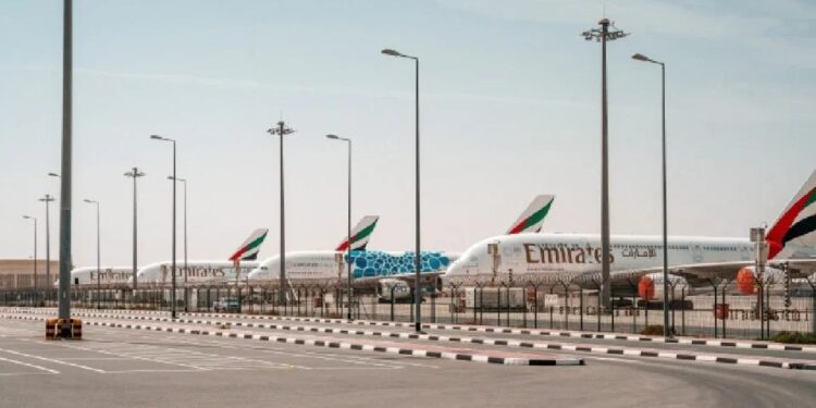 Caos en aeropuertos: suspenden vuelos en todo Medio Oriente tras ataques contra Irán