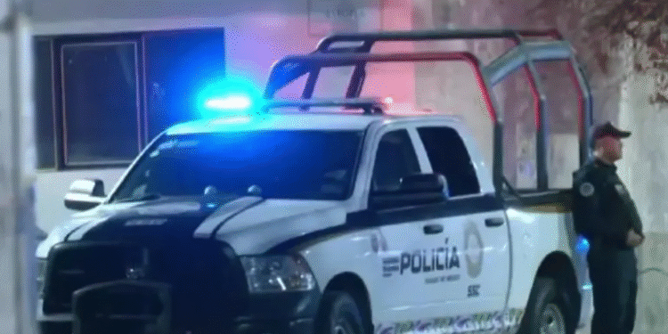 Hallan a dos personas muertas dentro de un vehículo en Barrio de Zapotla, Iztacalco
