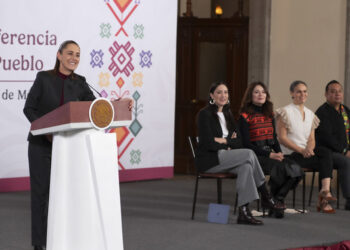 México abre la puerta a un puente aéreo con Cuba tras el envío de ayuda humanitaria