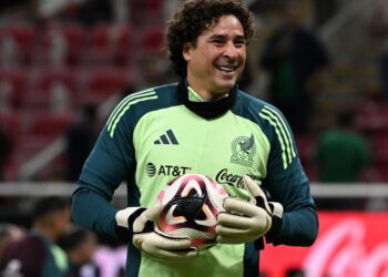 Guillermo Ochoa celebra su regreso al Tri y levanta la mano rumbo al Mundial 2026