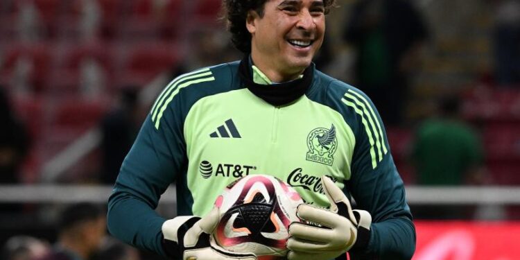 Guillermo Ochoa celebra su regreso al Tri y levanta la mano rumbo al Mundial 2026