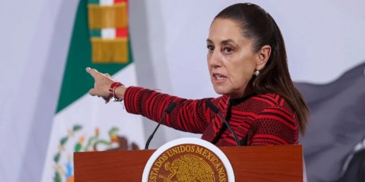 Sheinbaum confirma que una mujer salió a tomar el sol en una ventana de Palacio Nacional