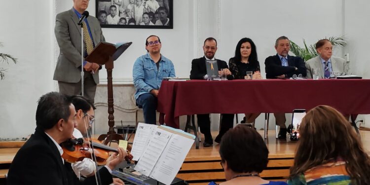 Ivette Estrada presentó el libro Relaciones Públicas según Coatlicue