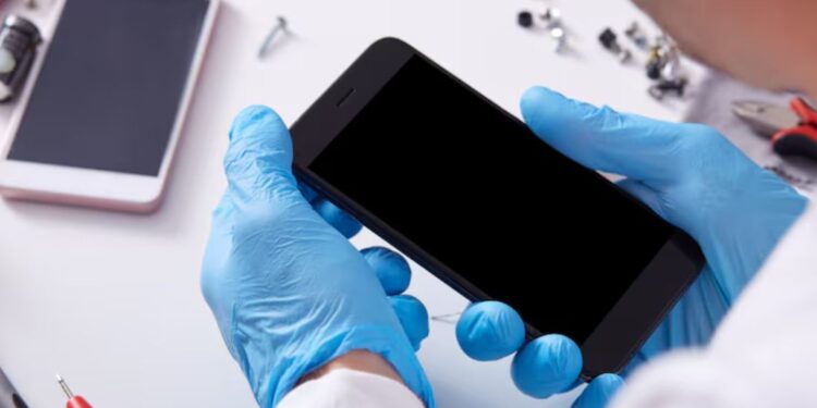 El peligro en el bolsillo: Por qué un accesorio «pirata» convierte un celular en un arma mortal