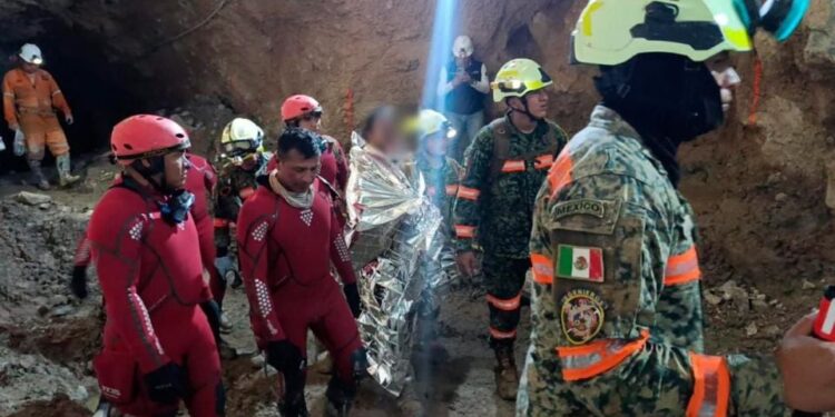 Sale de la mina el segundo trabajador atrapado en Sinaloa y lo trasladan al hospital de Mazatlán