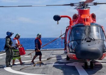 Familia pasa siete días perdida en el Pacífico Occidental; Guardia Costera de EU los localiza y rescata con vida