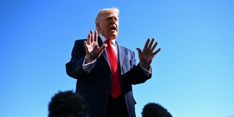 Trump amaga a China con imponer aranceles del 50% si entrega armas a Irán