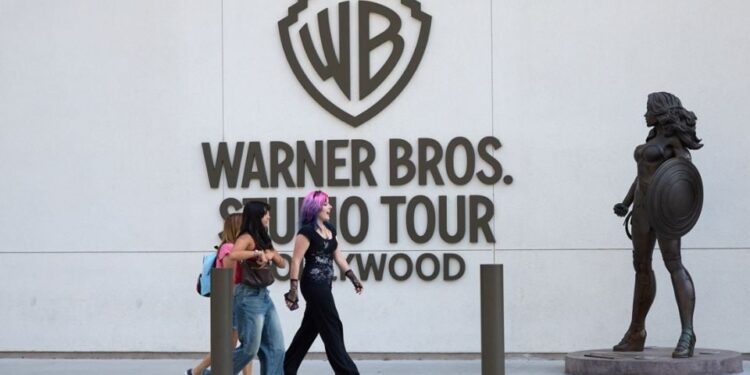 Joaquin Phoenix, Lily Gladstone, Bryan Cranston y cientos en Hollywood expresan preocupación por la fusión de Warner con Paramount