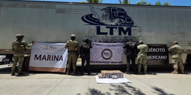 Decomisan 60 kilos de cocaína escondidos en tractocamión en Colima; hay cuatro detenidos