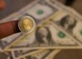 Peso mexicano se fortalece previo a decisión de Banxico; Bolsa Mexicana también avanza