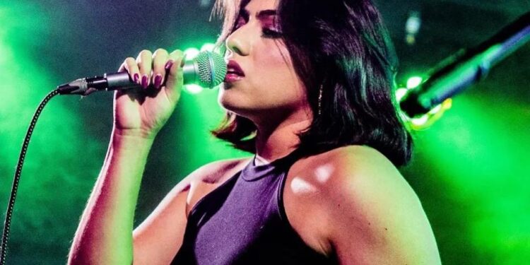 Aura Violeta inspira resiliencia con el lanzamiento de su sencillo “La Vida Va”