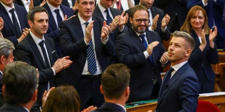 Invisten a Péter Magyar como nuevo primer ministro de Hungría y pone fin a 16 años de Orbán
