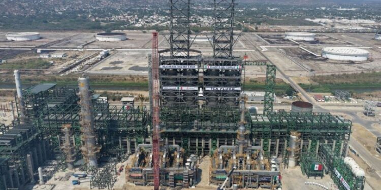 Pemex confirma fallecimiento de uno de los seis trabajadores lesionados por la explosión en refinería de Salina Cruz