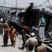 Detona objeto explosivo al interior de un tren en Pakistán; suman 24 muertos y al menos 70 heridos