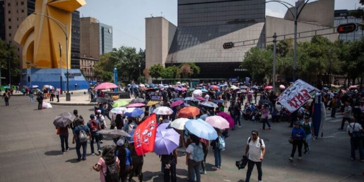 Siguen movilizaciones de la CNTE: bloquean Paseo de la Reforma e instalan plantón en aeropuerto de Oaxaca