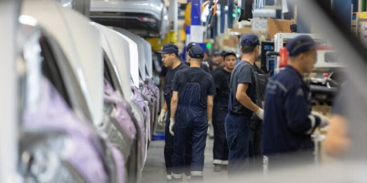 EU busca en revisión del T-MEC que el 82% del contenido de los vehículos fabricados en Norteamérica sea regional