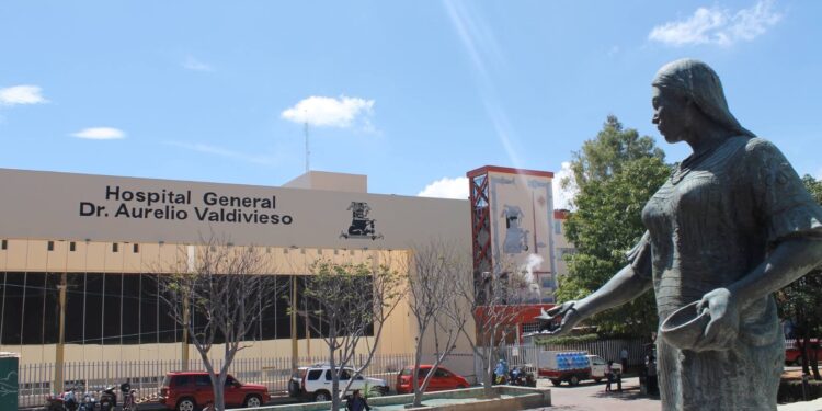 Alborota Efrén Emmanuel Jarquín González avispero en el Hospital Civil «Dr. Aurelio Valdivieso» de Oaxaca; denuncian falta de insumos