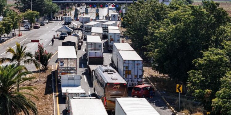 Anuncian transportistas paro nacional en los 32 estados; colapsarán accesos a la CDMX este miércoles 24 de junio
