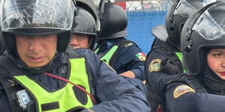 Policías antimotines de CDMX estrenan cascos y escudos en operativo para blindar el AICM